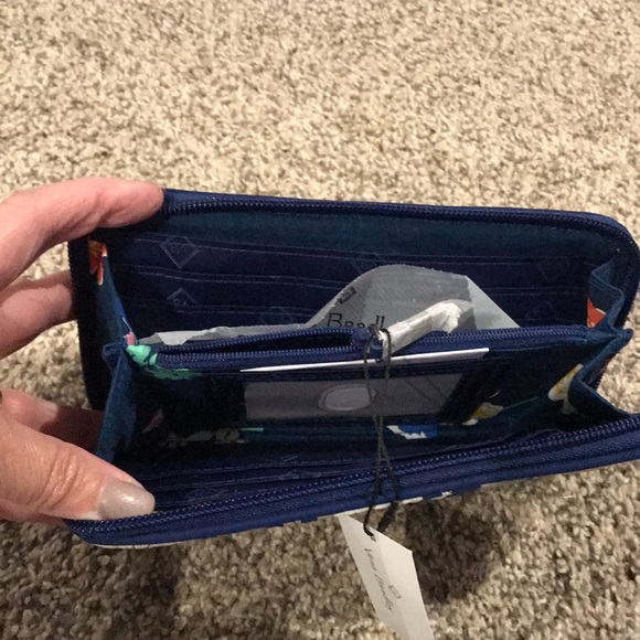 NWT Vera Bradley zip around wallet - Picture 4 of 4
